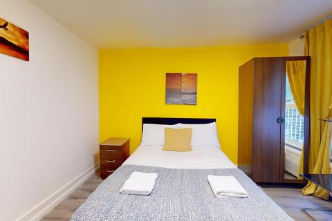 Studio to rent, Knaresborough Place, London SW5