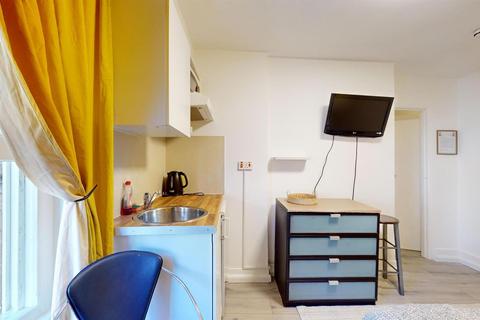 Studio to rent, Knaresborough Place, London SW5
