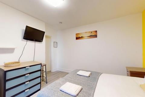 Studio to rent, Knaresborough Place, London SW5