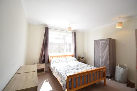 2 bedroom apartment to rent, St. Andrews Square, Surbiton