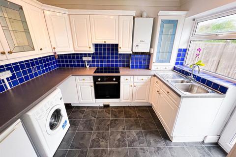 2 bedroom flat to rent, Connaught Avenue, London, E4