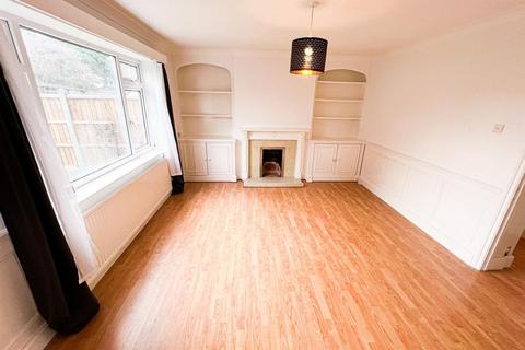 2 bedroom flat to rent, Connaught Avenue, London, E4