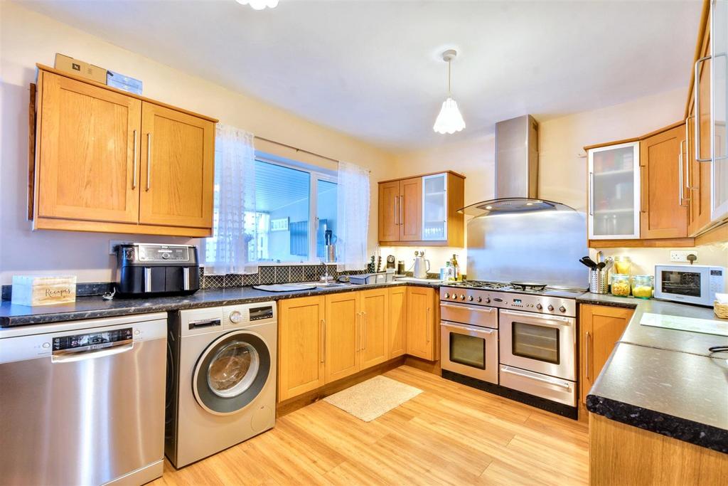 Kitchen 1.jpeg