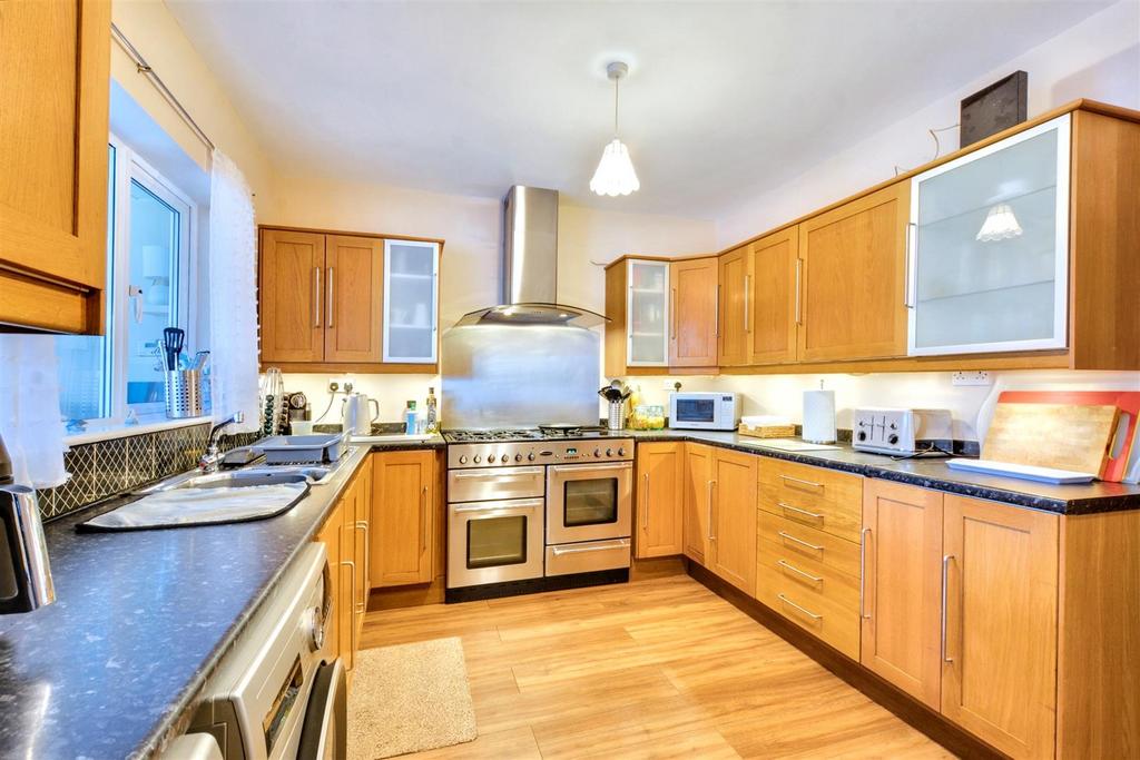 Kitchen 2.jpeg