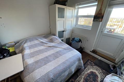 Studio to rent, High Road, London N22