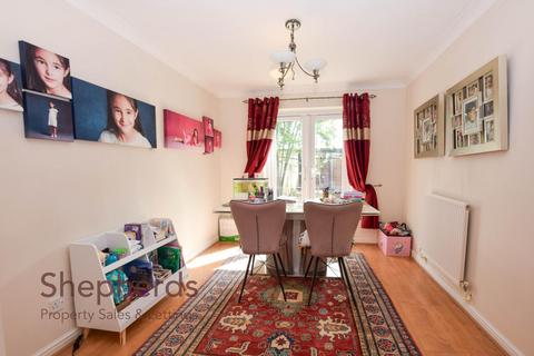 1 Roberts Close, Cheshunt, Waltham Cross, EN8 9RY