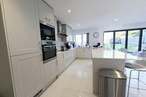 5 bedroom semi-detached house to rent, Chiltern Avenue, Bushey