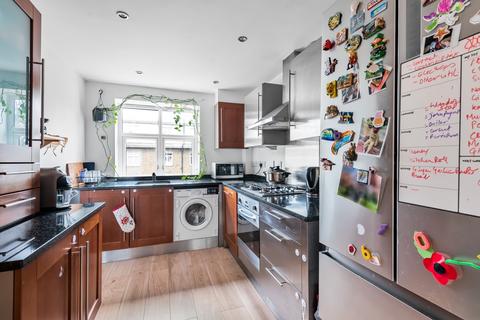 2 bedroom flat to rent, Vanbrugh Hill London SE3