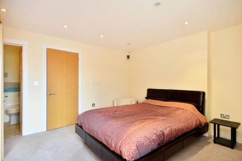 3 bedroom flat to rent, Lavender Hill, Battersea, London, SW11