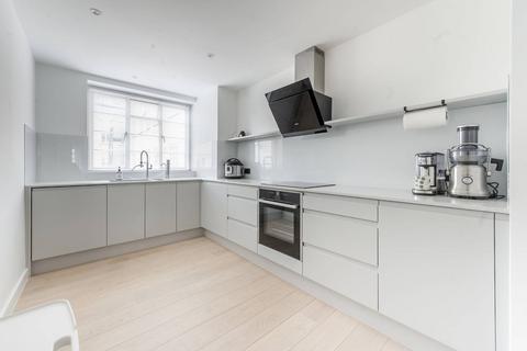 3 bedroom flat to rent, Stanford Road, Kensington, London, W8