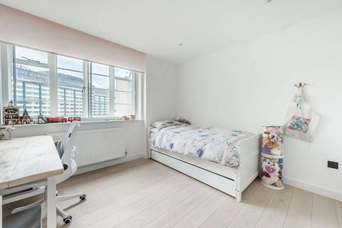 3 bedroom flat to rent, Stanford Road, Kensington, London, W8