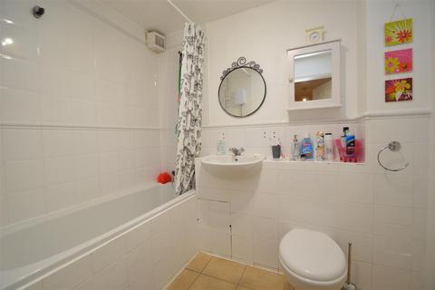 2 bedroom flat for sale, Albatross Close, London, E6 5NX