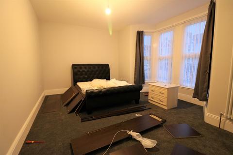 2 bedroom flat to rent, Felbrigge Road, Ilford IG3