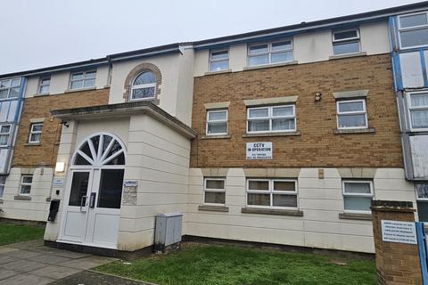 2 bedroom flat to rent, Cuthberga Close, IG11 8BS