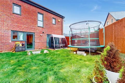 4 Pixel Way, Oakgrove, Milton Keynes, MK10 9TS