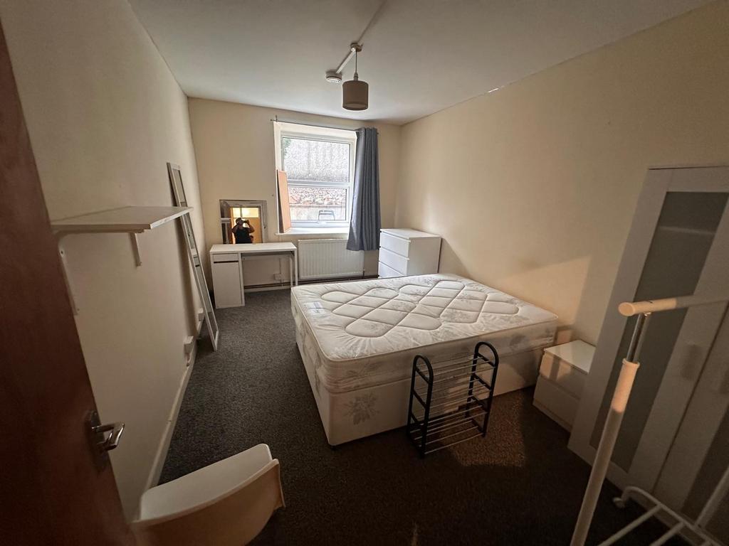 Bright furnished double bedroom with a comforta...
