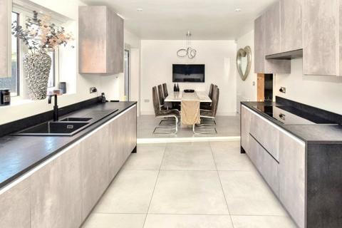 6 bedroom detached house for sale, Stradbroke Way, Leeds, West Yorkshire