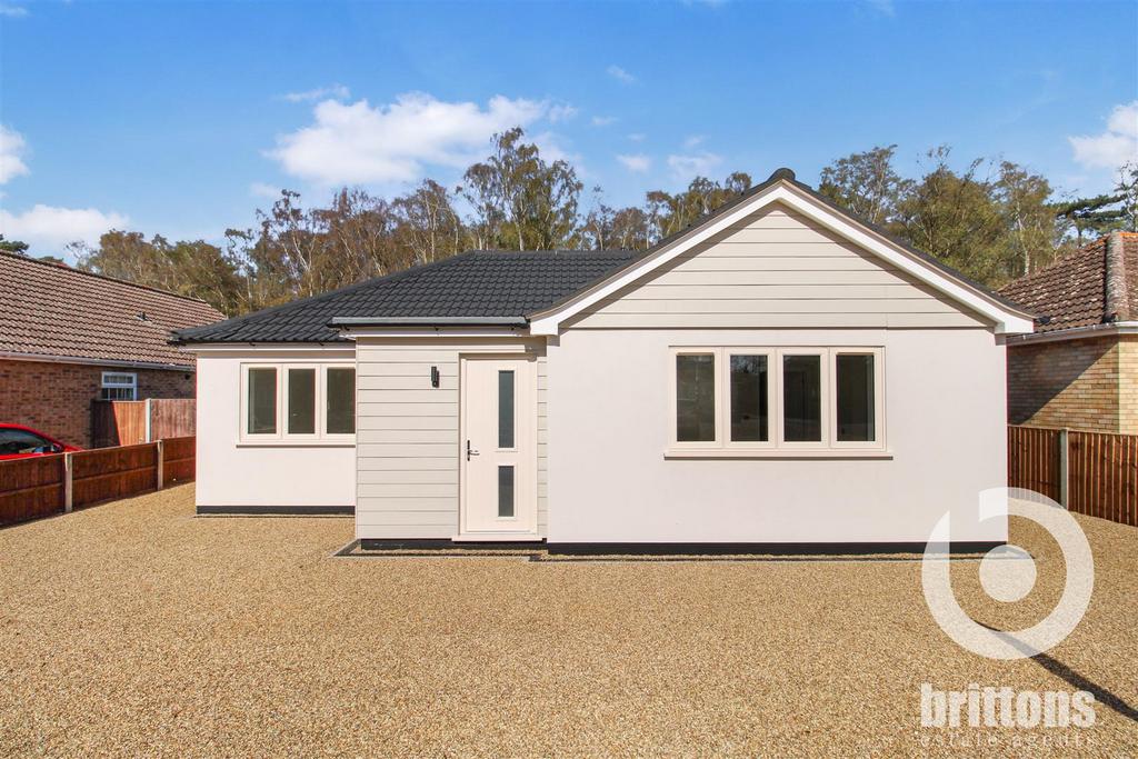 Woodside Close, Dersingham, King's Lynn 3 bed detached bungalow - £479,000