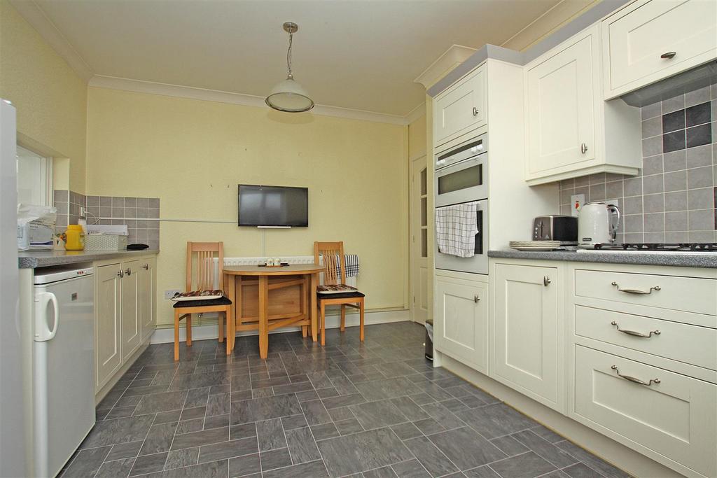 Kitchen b.jpg