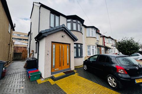 Studio to rent, North Drive, Hounslow TW3