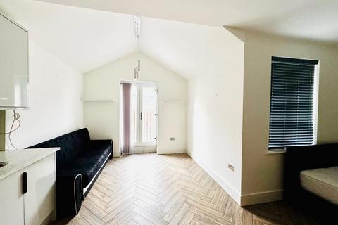 Studio to rent, North Drive, Hounslow TW3