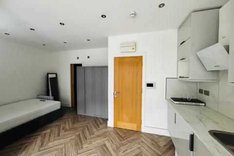 Studio to rent, North Drive, Hounslow TW3