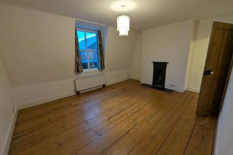 2 bedroom maisonette to rent, High Street, Cowes