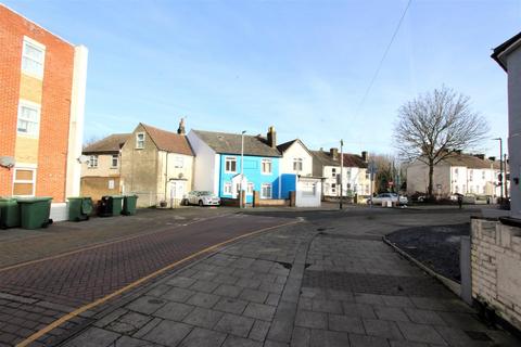 2 bedroom terraced house to rent, Trafalgar Street, Gillingham ME7