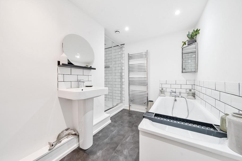 Bathroom W.C (2)