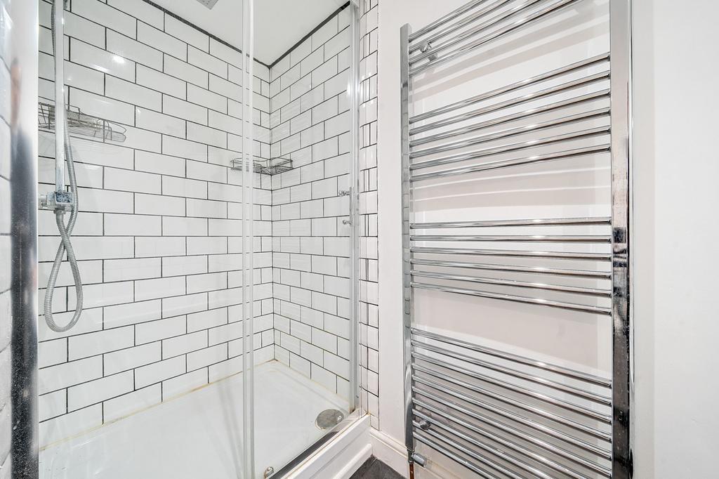 Bathroom W.C (2)