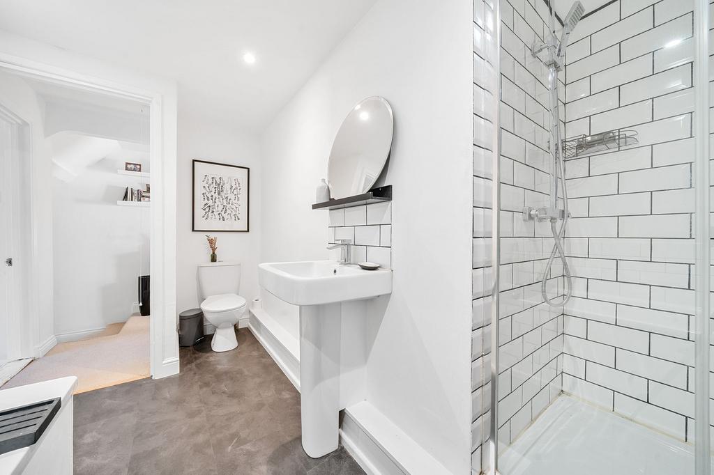 Bathroom W.C (3)