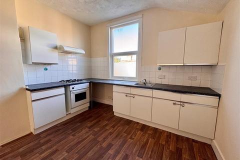 2 bedroom flat to rent, Westborough Road, Westcliff-On-Sea