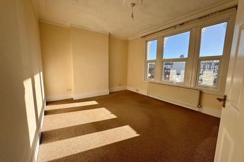 2 bedroom flat to rent, Westborough Road, Westcliff-On-Sea