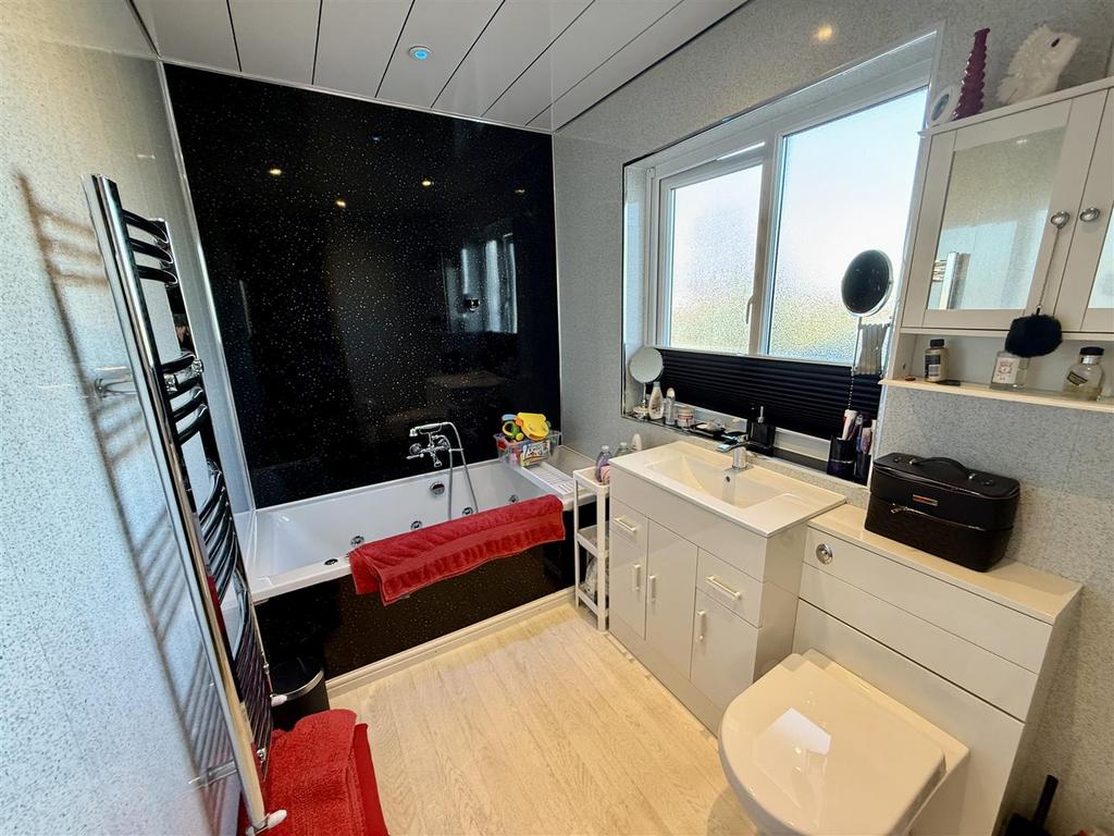 Modern Ensuite Bathroom