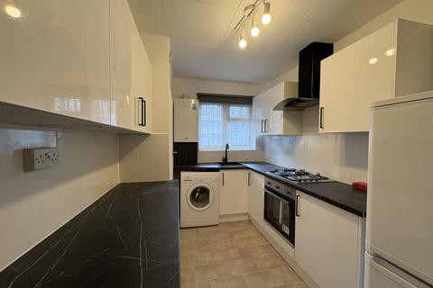 2 bedroom detached house to rent, Oakhall Drive,  Sunbury-On-Thames,  TW16