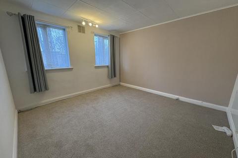 2 bedroom detached house to rent, Oakhall Drive,  Sunbury-On-Thames,  TW16