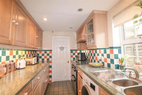 3 bedroom end of terrace house for sale, Cross Street, Farnborough GU14