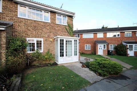 3 bedroom end of terrace house to rent, Primula Way, Chelmsford, CM1