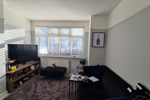 3 bedroom semi-detached house to rent, Kings Road, KT12