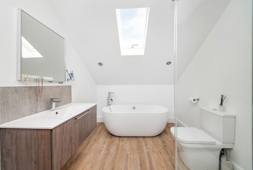 Bedroom two en suite bathroom