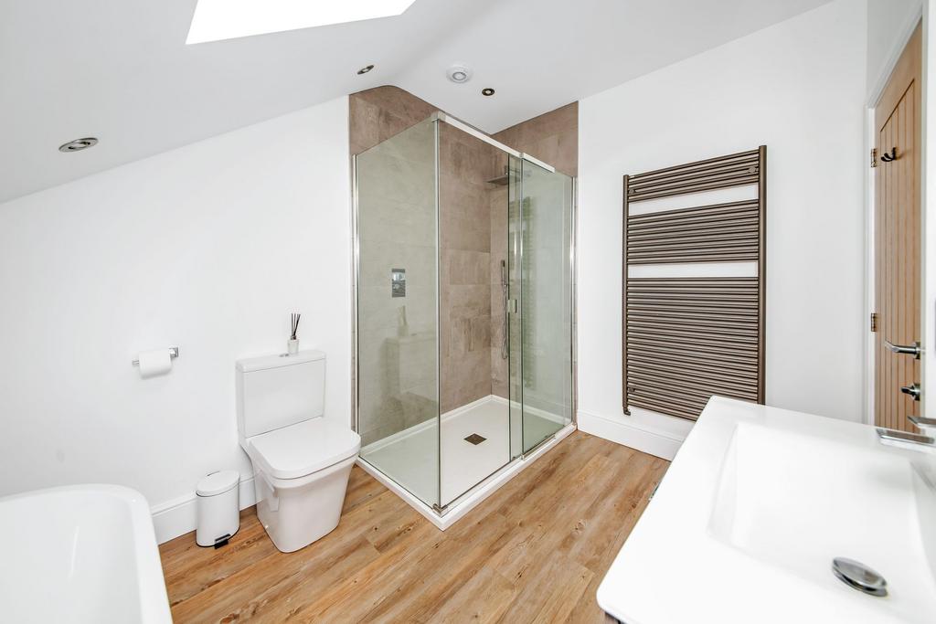 Bedroom two en suite bathroom