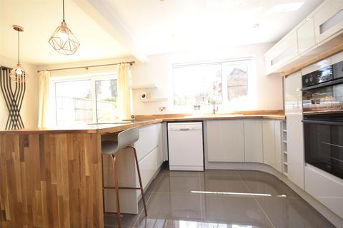 4 bedroom semi-detached house to rent, Cannans Close, Bristol BS36