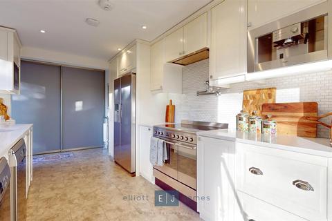 5 bedroom detached house for sale, The Summit, Loughton IG10