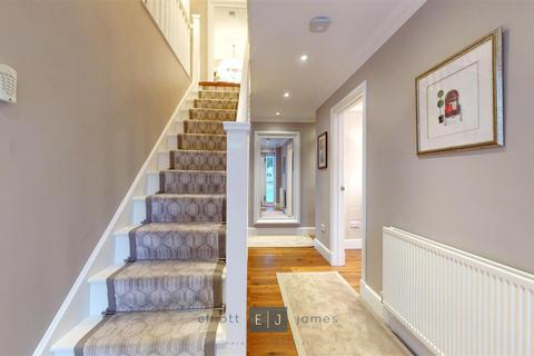 5 bedroom detached house for sale, The Summit, Loughton IG10