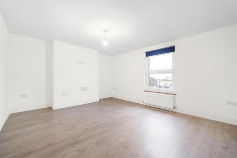 4 bedroom flat to rent, Station Rise, West Norwood, SE27