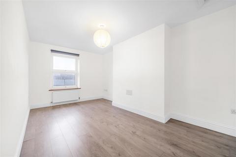 4 bedroom flat to rent, Station Rise, West Norwood, SE27