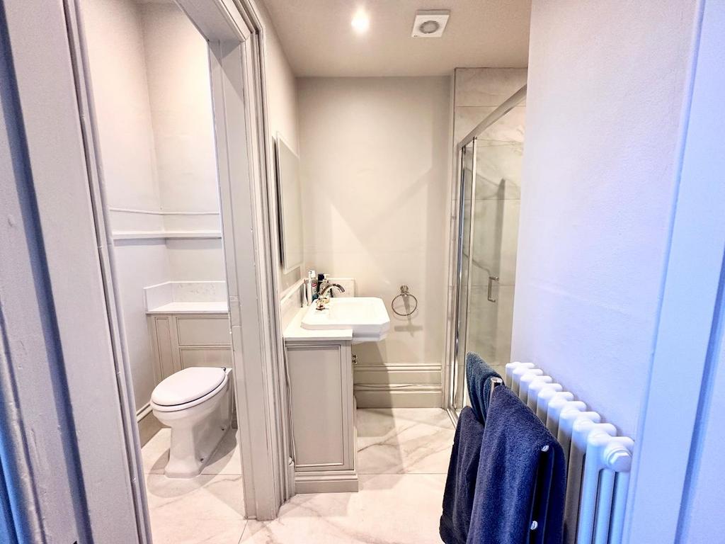 En suite shower