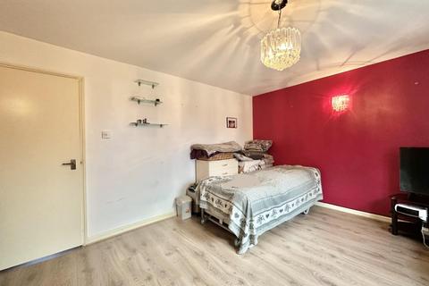 Flat 4, Pentagon House Warren Close, Hayes, UB4 0XU