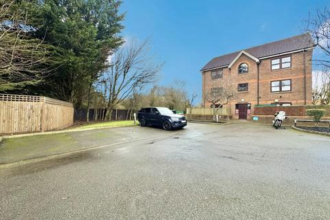 Flat 4, Pentagon House Warren Close, Hayes, UB4 0XU