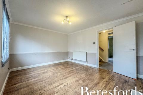 4 bedroom terraced house for sale, Hitchin Close, Romford, RM3